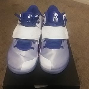 MENS KYRIE FLYTRAP III